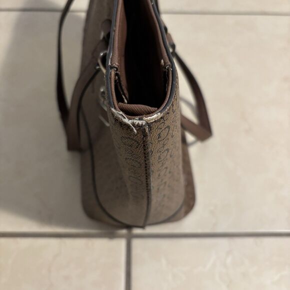 Guess Cocoa Brown Monogram Tote Bag With Double Handles & Zipper With Tote Charm - Picture 9 of 13